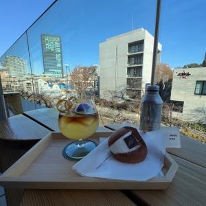 pic of tokyo starbucks reserve roastery